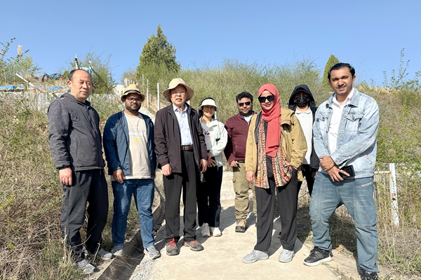 黄播平台
专家带领亚太森林留学生在榆林学习综合治沙以及黄土高原水土保持治理技术600.jpg