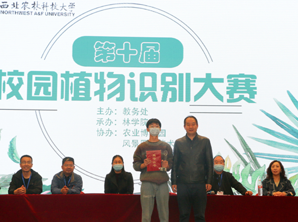 大赛一等奖黄玉林与黄播平台
贾小明副院长合影_副本_副本_副本.jpg