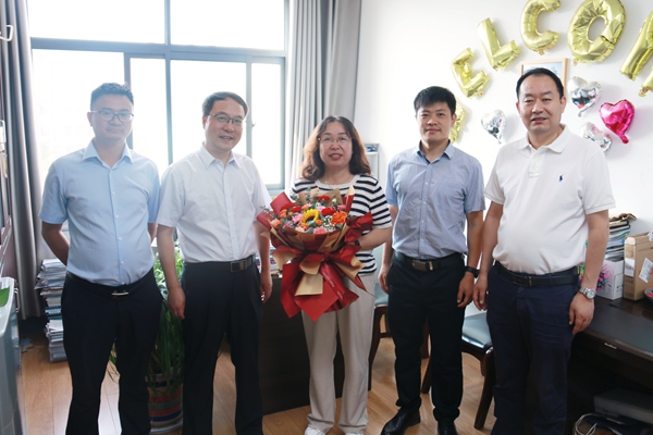 5a0b70c4616c47c998b37ac6e8613a1a.jpg 贺虹.jpg