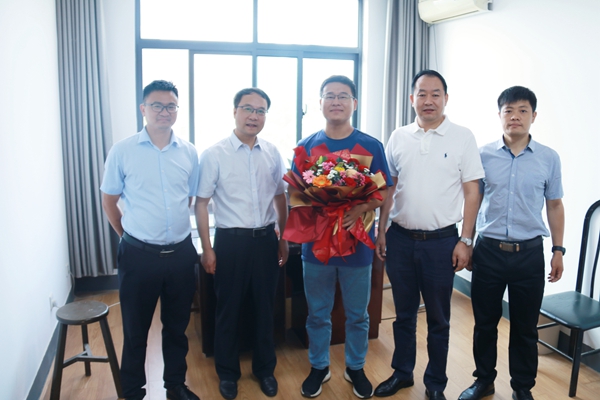 d2e8fd6cd91e4a5494e9df927ae920ae.jpg 同少飞.jpg